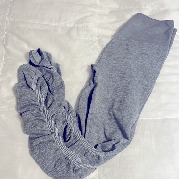Fabletics - High Waisted Gray Seamless Leggings with ruched bottoms - XS - Picture 3 of 7